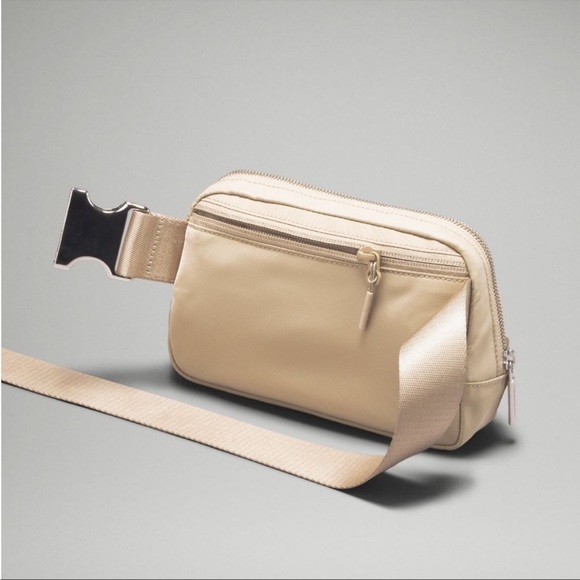 🚨🚨SOLD🚨🚨Lululemon belt bag trench with opal logo NWT - Picture 4 of 13